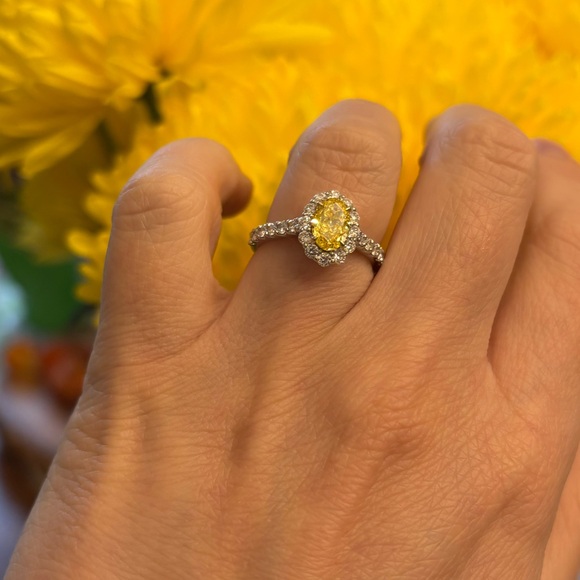 Fancy Intense Yellow Diamond Ring - Picture 4 of 9